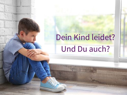 SanfeHilfefürKinder1.Bild Wenn dein Kind leidet – und du nicht mehr weiterweißt Manche Kinder erleben die Welt intensiver als andere: Sie fühlen mehr, reagieren schneller, ziehen sich tiefer zurück. Vielleicht erkennst du dein Kind hier wieder: Es bekommt häufig Wutanfälle – scheinbar ohne erkennbaren Grund Es wirkt ängstlich, schläft schlecht oder ist ständig angespannt Es ist besonders sensibel oder wirkt „anders“ als andere Kinder In der Schule fällt es durch Rückzug oder auffälliges Verhalten auf Und du als Mutter oder Vater? Du gibst dein Bestes. Du bist da, du versuchst zu helfen – und doch fühlst du dich oft machtlos, erschöpft und mit deinen Sorgen allein. Du weißt schon gar nicht mehr, wie viele Ratgeber du gelesen hast und was du schon alles versucht hast, doch gebracht hat es nichts. Resigniert musst du dir eingestehen: „Ich sehe, dass mein Kind leidet – aber ich weiß nicht mehr, wie ich ihm helfen kann.“